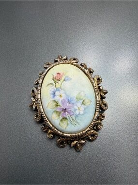 ❤️2/$80 Vintage Hand Painted Floral Brooch #184FF